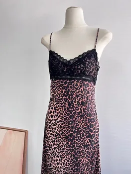 Donje seksi haljina midi bez rukava s леопардовым po cijeloj površini i čipke ispod s V-izrez